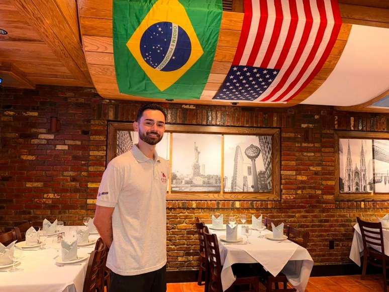 Kalani Mumbarak no restaurante Boi na Brasa, em Newark