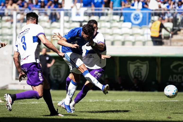Kaio Jorge chuta e faz o primeiro gol do Cruzeiro