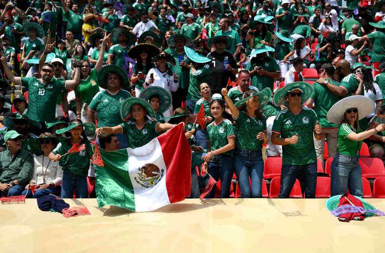 Torcedores mexicanos aguardaram a chegada da Inglaterra e fizeram festa na porta do hotel da delega&ccedil; &ndash;