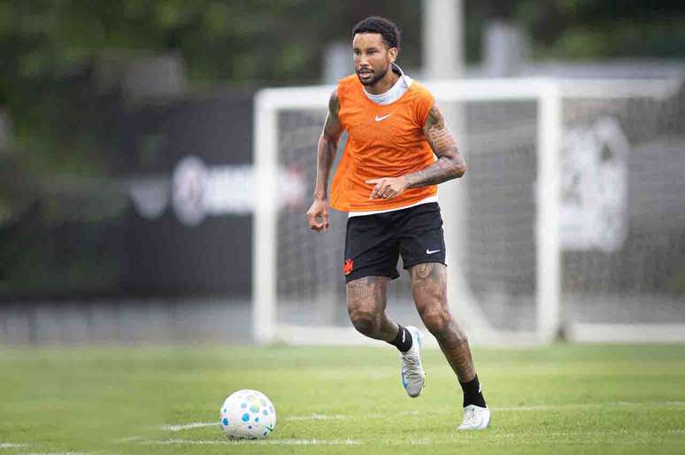 Jair volta a jogar pelo Vasco ap&oacute;s dez meses se recuperando de les&atilde;o no joelho &ndash;
