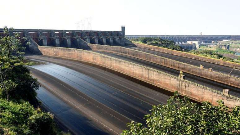 A central hidrel&eacute;trica de Itaipu, uma das maiores obras de engenharia do mundo, &eacute; administrada em conjunto pelo Brasil e pelo Paraguai