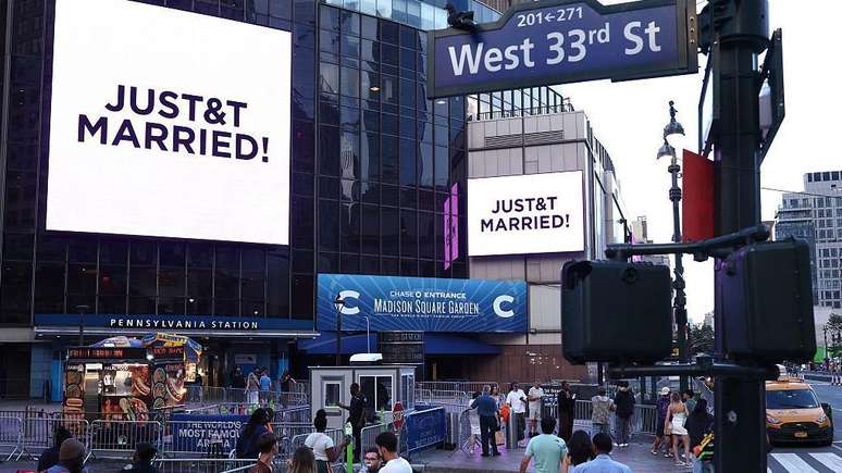 As n&uacute;pcias do casal foram confirmadas fora do est&aacute;dio por volta das 19h30, no hor&aacute;rio local, com um an&uacute;ncio que dizia: 'JUST&T MARRIED', que faz uma mistura da frase em ingl&ecirc;s 'rec&eacute;m-casados' e as iniciais do casal (Taylor e Travis)