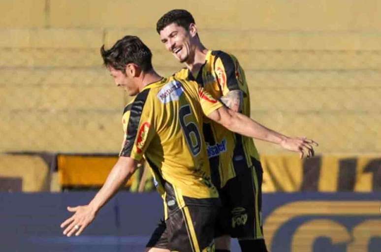 Jogadores do Tigre celebram gol na f&aacute;cil vit&oacute;ria sobre o Atl&eacute;tico-GO &ndash;