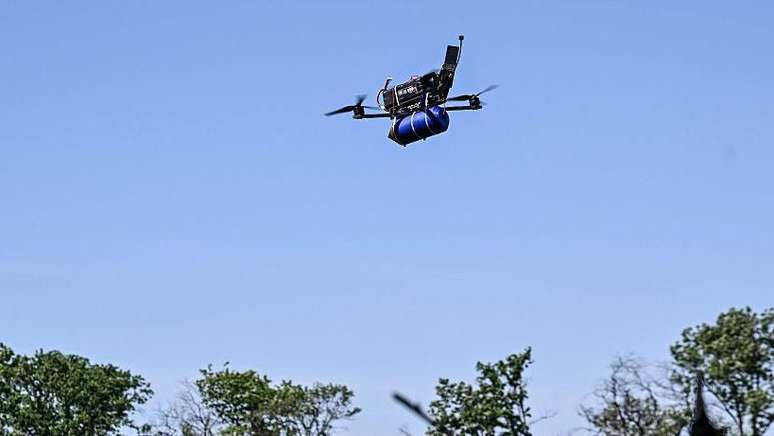 Drones como este modelo FPV controlado remotamente tornaram-se cada vez mais importantes ao longo da guerra na Ucr&acirc;nia