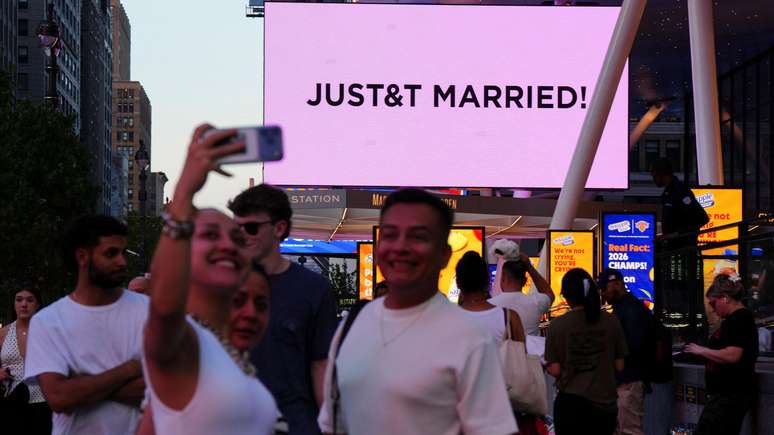 Do lado de fora do est&aacute;dio, havia um clima de euforia enquanto os espectadores reagiam ao an&uacute;ncio do casamento