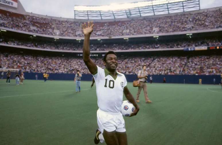 Pel&eacute; em campo pelos Cosmos, na d&eacute;cada de 70 &ndash;