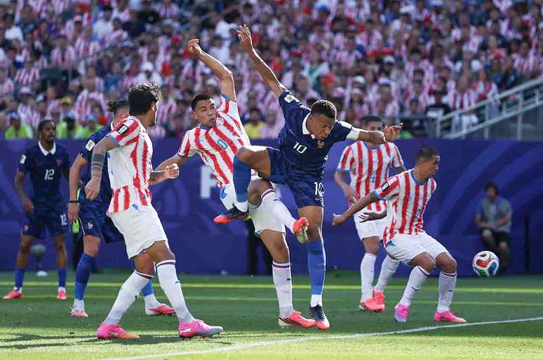 Fran&ccedil;a sofreu com a retranca paraguaia durante todo o primeiro tempo e n&atilde;o conseguiu abrir o placar &ndash;