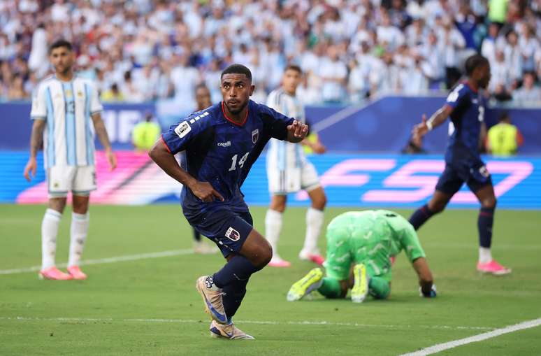 Jogador do Cabo Verde comemorando gol contra a Argentina (Photo by Michael Reaves/Getty Images)