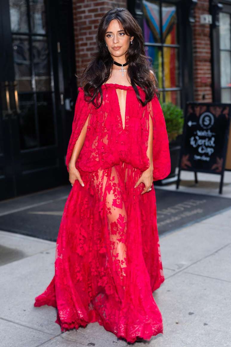 A cantora Camila Cabello, amiga de Swift, foi fotografada em Nova York antes da cerim&ocirc;nia