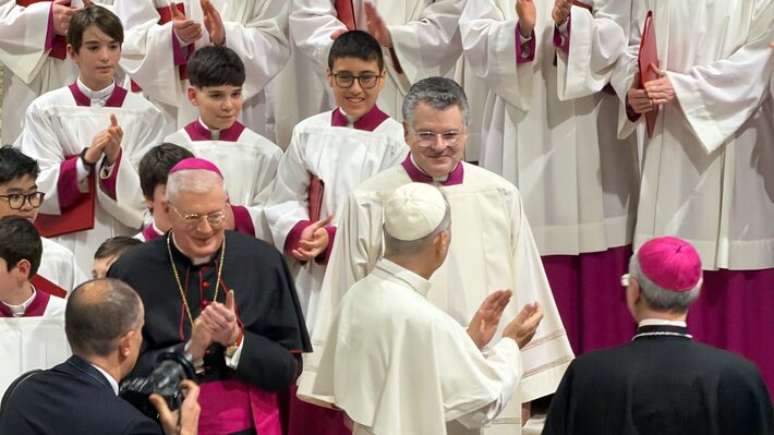 Papa Le&atilde;o XIV aplaude o monsenhor Marcos Pavan e o coro 'Sistina'