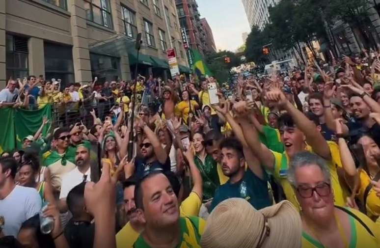 Torcida do Movimento Verde Amarelo fazendo o cr&eacute;u, nos Estados Unidos &ndash;