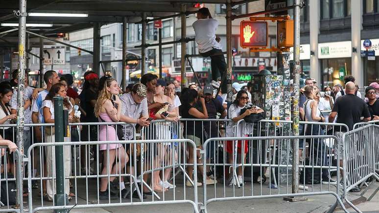 Pessoas se reuniram atr&aacute;s de barricadas perto do Madison Square Garden