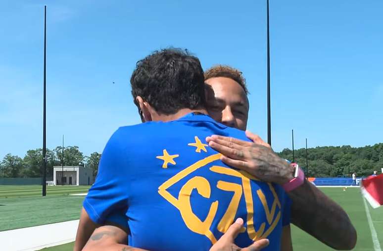 Neymar d&aacute; abra&ccedil;o em Nen&ecirc; &ndash;
