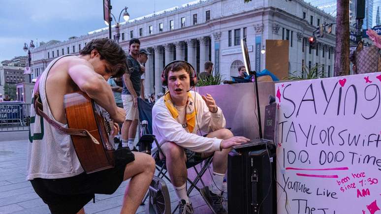 Um f&atilde; prometeu gritar o nome de Taylor Swift 100 mil vezes do lado de fora do local do evento e transmitir tudo ao vivo no YouTube