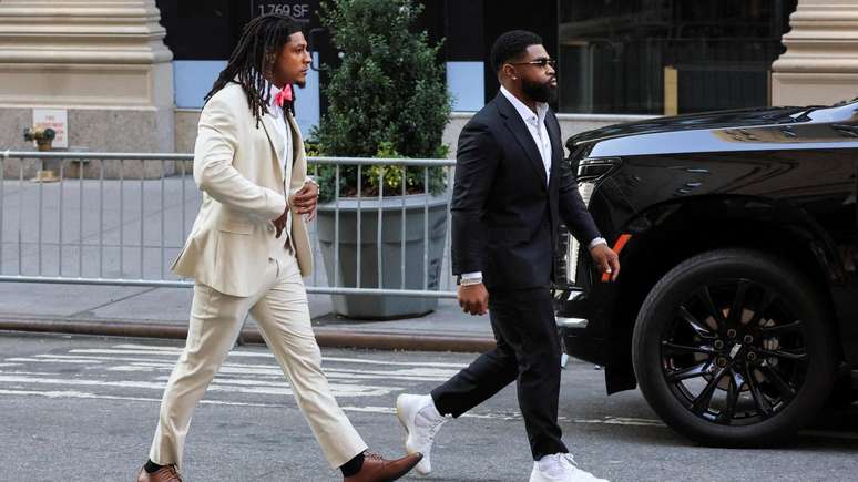 O jogador da NFL Isiah Pacheco (&agrave; esquerda) &eacute; um dos companheiros de equipe de Kelce no Kansas City Chiefs