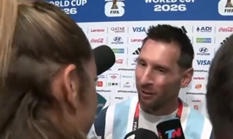 Messi viralizou ao cumprimentar a jornalista Sofi Mart&iacute;nez