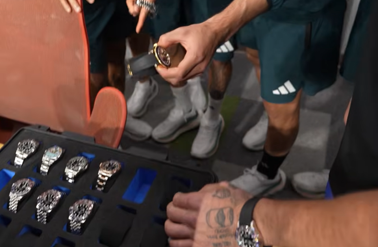 Youtuber presenteou jogadores do M&eacute;xico com rel&oacute;gios de luxo