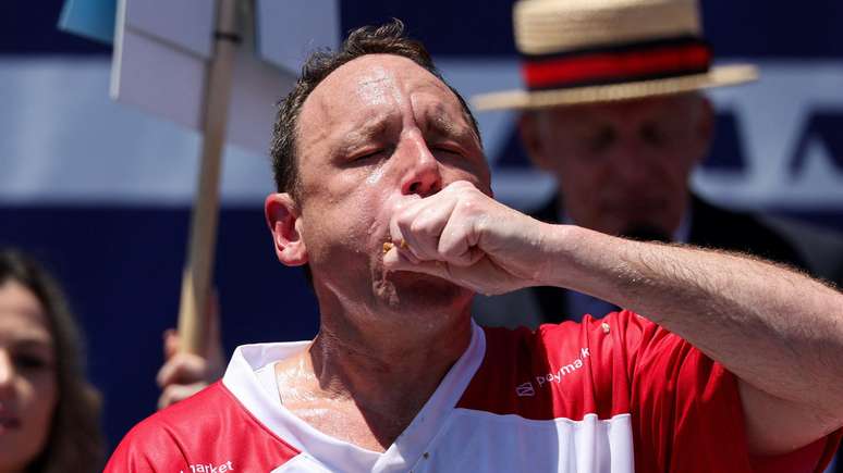 Joey Chestnut venceu o Concurso Internacional de Comedores de Cachorro-Quente de 2026 na cidade de Nova York.