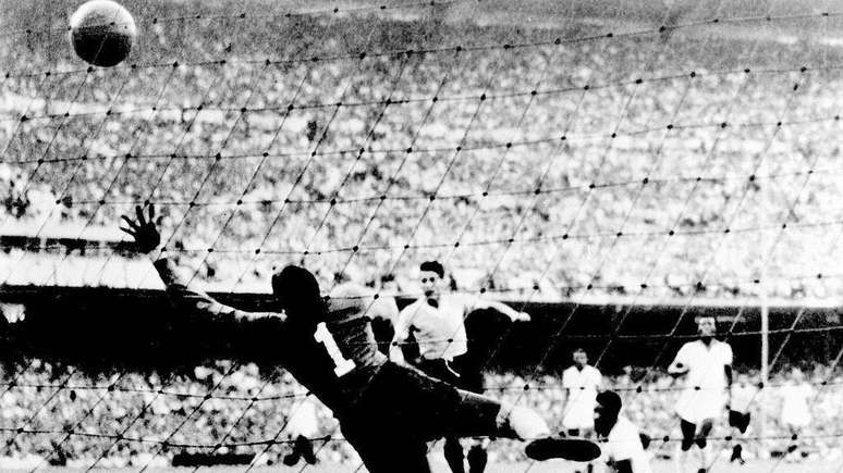 Jogador uruguaio Juan "Pepe" Schiaffino marca o segundo gol contra o Brasil durante partida decisiva no rec&eacute;m-criado Maracan&atilde;, no Rio de Janeiro, em 16 de julho de 1950
