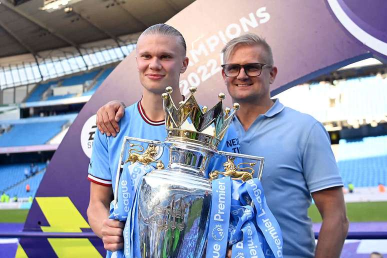 Haaland e o pai, Alf, com o trof&eacute;u da Premier League &ndash;