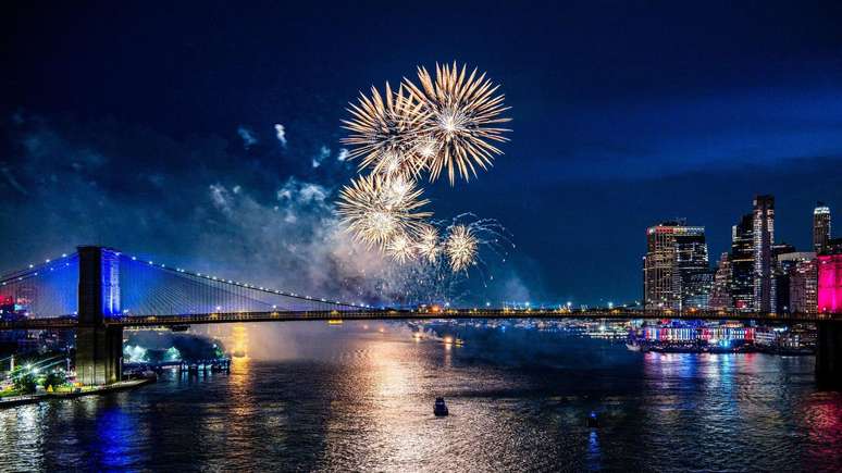 Fogos de artif&iacute;cio foram lan&ccedil;ados por todo o pa&iacute;s, inclusive sobre a Ponte do Brooklyn, na cidade de Nova York