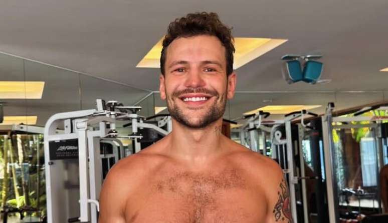 Saulo &eacute; cantor e casado com Gabi Brandt, com quem tem tr&ecirc;s filhos
