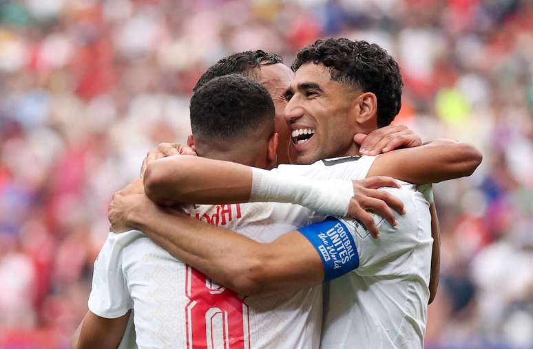Hakimi (&agrave; direita) celebra o primeiro gol de Marrocos, de Ounahi (camisa 8).