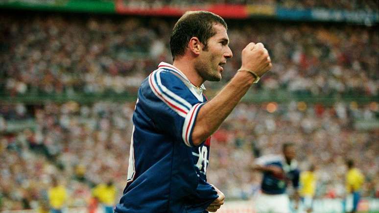 O jogador franc&ecirc;s Zinedine Zidane celebra o segundo gol da Fran&ccedil;a contra o Brasil durante a partida final da Copa de 1998, em Saint Denis