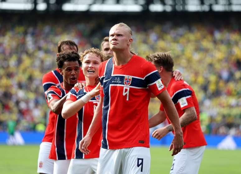 Erling Haaland (#9) celebra ap&oacute;s o primeiro gol (