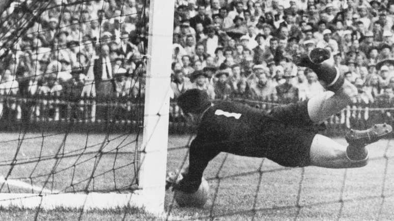 O goleiro h&uacute;ngaro Gyula Grosics faz uma defesa durante as quartas de final da Copa do Mundo, em que seu time derrotou o Brasil, em Berna, na Su&iacute;&ccedil;a, em 27 de junho de 1954