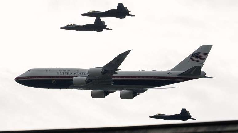 Ca&ccedil;as F-22 Raptor escoltaram a nova vers&atilde;o do Air Force One sobre o National Mall como parte das comemora&ccedil;&otilde;es do 4 de julho