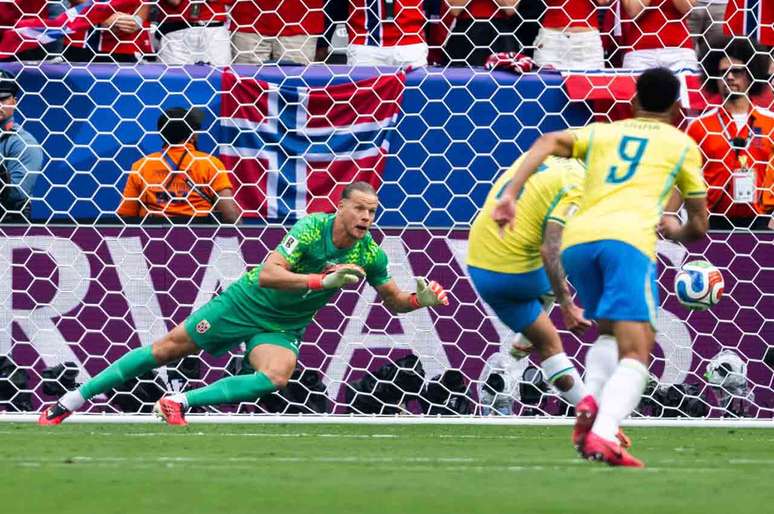 Antes do gol de Neymar, Brasil j&aacute; havia perdido p&ecirc;nalti com Bruno Guimar&atilde;es-