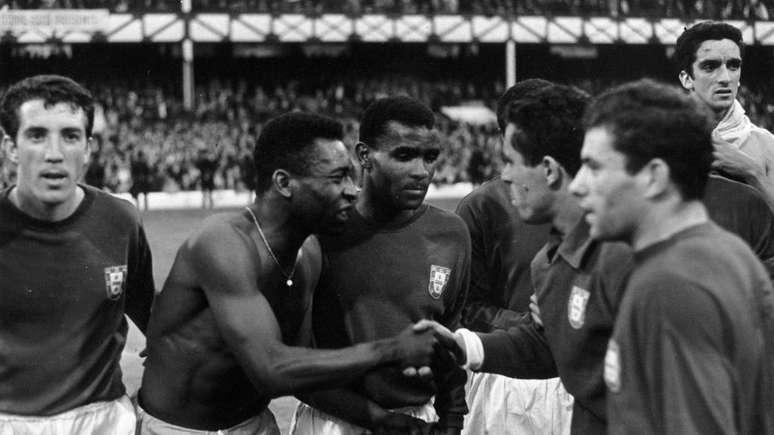 Pel&eacute; parabeniza jogadores de Portugal ap&oacute;s derrota que eliminou o Brasil da Copa do Mundo de 1966