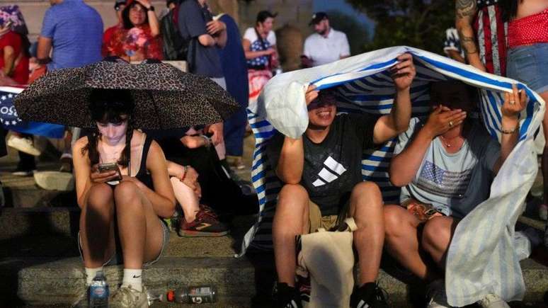 Condi&ccedil;&otilde;es clim&aacute;ticas extremas causaram transtornos nas comemora&ccedil;&otilde;es do 4 de julho. Pessoas tiveram que buscar abrigo antes do com&iacute;cio de Trump em Washington D.C.