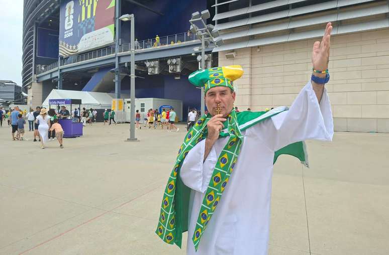 Padre brasileiro marca presen&ccedil;a no MetLife Stiadum &ndash;