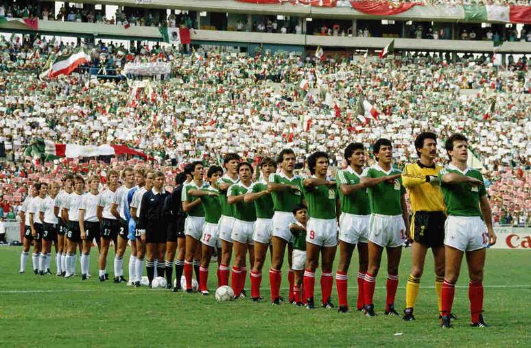 M&eacute;xico e Alemanha na Copa de 86 &ndash; Aguirre &eacute; o primeiro da fila, na frente do goleiro &ndash;
