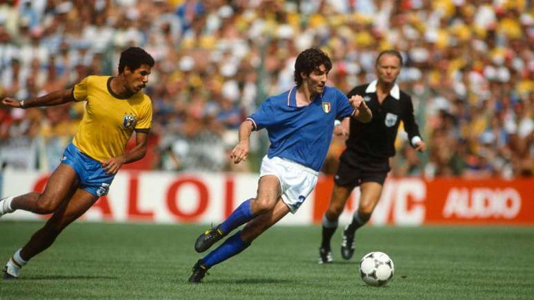O jogador italiano Paolo Rossi dribla Toninho Cerezo no jogo da derrota do Brasil para a It&aacute;lia em 5 de julho de 1982
