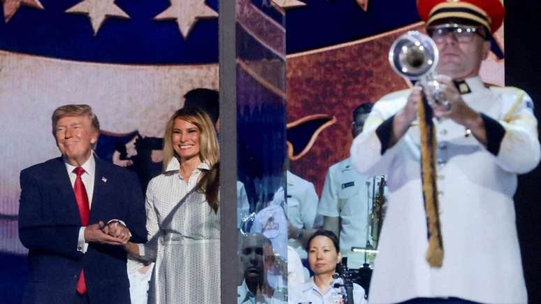 O com&iacute;cio, que contou com a presen&ccedil;a de Trump e da primeira-dama Melania Trump, foi adiado por causa das tempestades