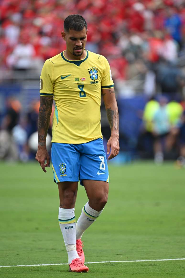 Bruno Guimar&atilde;es, do Brasil, durante partida com a Noruega