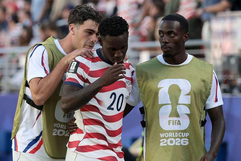 Folarin Balogun &eacute; consolado pelos colegas de equipe ap&oacute;s o cart&atilde;o vermelho