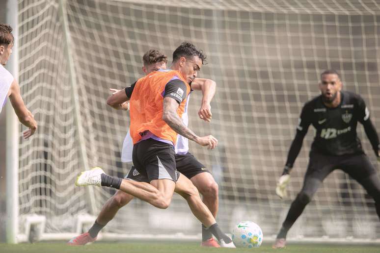 Reinier em atividade no treino desta segunda-feira (6/7) na Cidade do Galo &ndash;