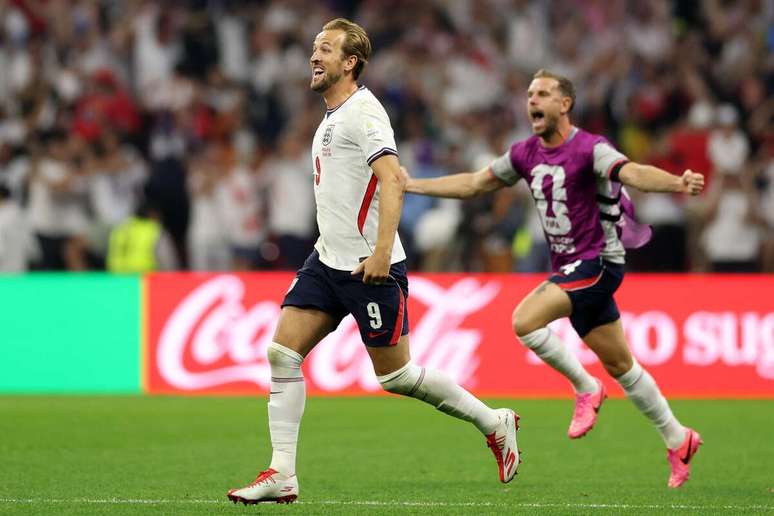 Henderson corre para comemorar gol da Inglaterra com Harry Kane &ndash;