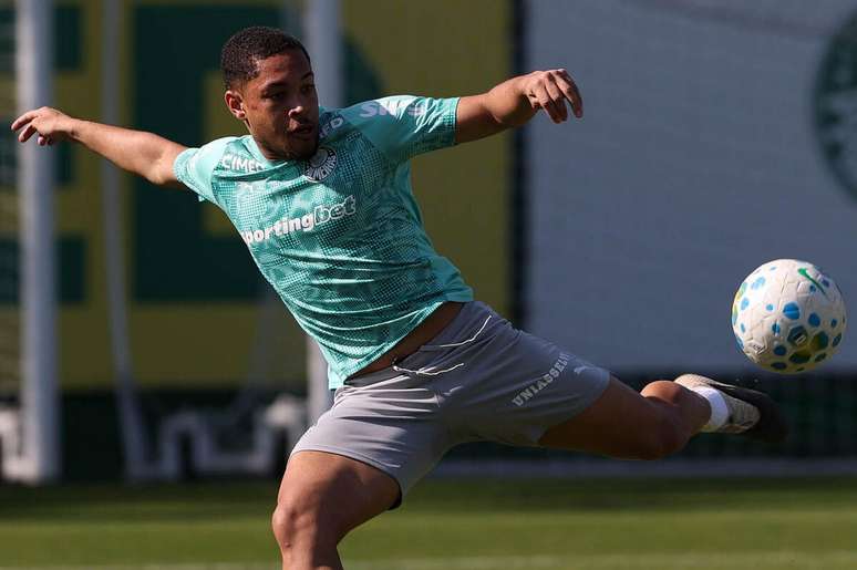 Vitor Roque disputou 18 jogos na atual temporada &ndash;