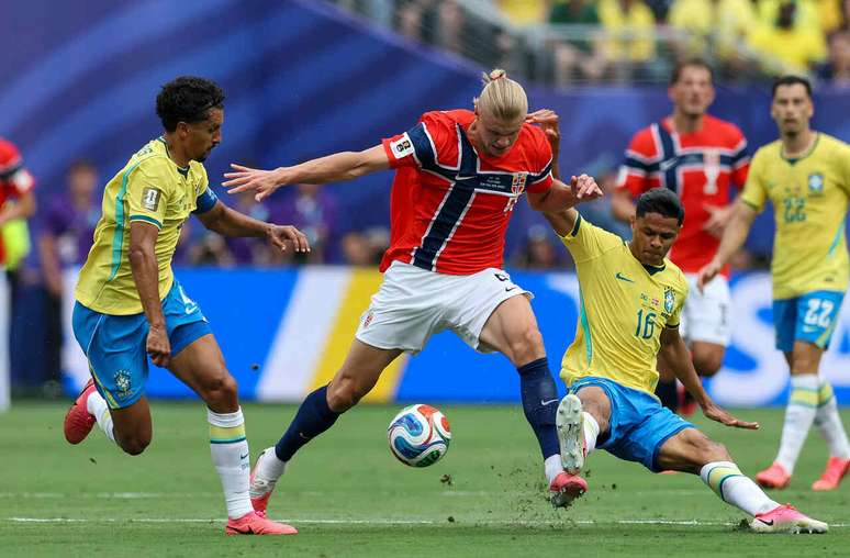 Haaland celebrou a classifica&ccedil;&atilde;o e liderou a tradicional festa da sele&ccedil;&atilde;o norueguesa &ndash;
