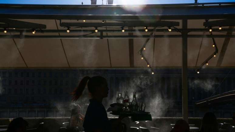 Clientes se refrescam na &aacute;rea externa de um caf&eacute; em Lyon; Fran&ccedil;a enfrenta uma nova onda de calor, com temperaturas pr&oacute;ximas de 40&deg;C em algumas regi&otilde;es e alertas meteorol&oacute;gicos em diversos departamentos.