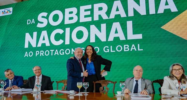 'Precisamos chegar num ponto em que as pessoas se sintam satisfeitas, que o sal&aacute;rio no fim do m&ecirc;s seja suficiente para dar vaz&atilde;o &agrave;quilo que elas entendem como um padr&atilde;o de vida confort&aacute;vel', diz Carvalho (na foto, com Lula em reuni&atilde;o do 'Conselh&atilde;o')