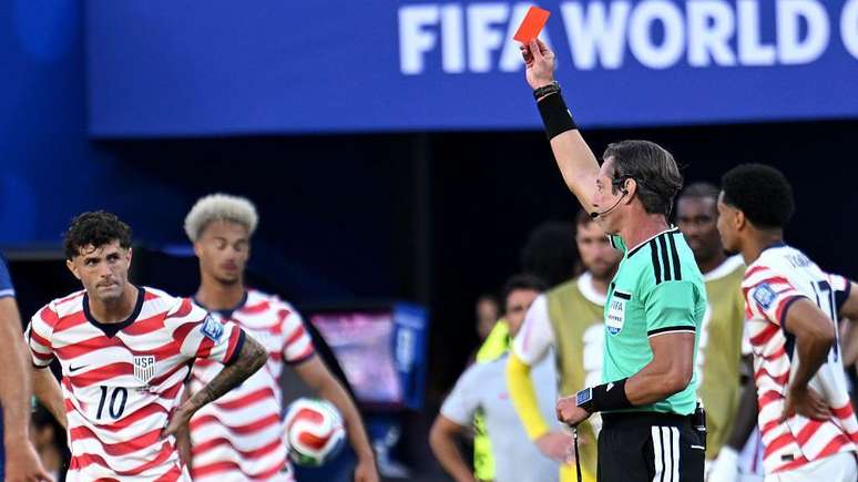 O cart&atilde;o vermelho de Claus para Balogun terminou em uma interfer&ecirc;ncia sem procedentes na Copa do Mundo