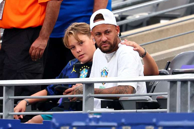 Neymar foi consolado pelo filho Davi Lucca ap&oacute;s a partida