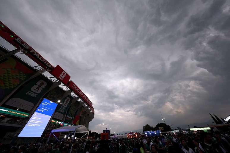 Partida do M&eacute;xico diante do Equador tamb&eacute;m sofreu atraso por conta de m&aacute;s condi&ccedil;&otilde;es clim&aacute;ticas &ndash;