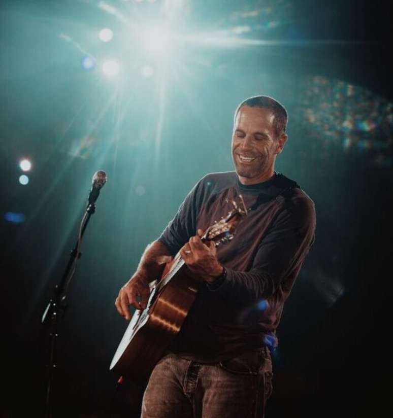 Jack Johnson retorna ao Brasil e traz sua turn&ecirc; 'Surfilmusic'